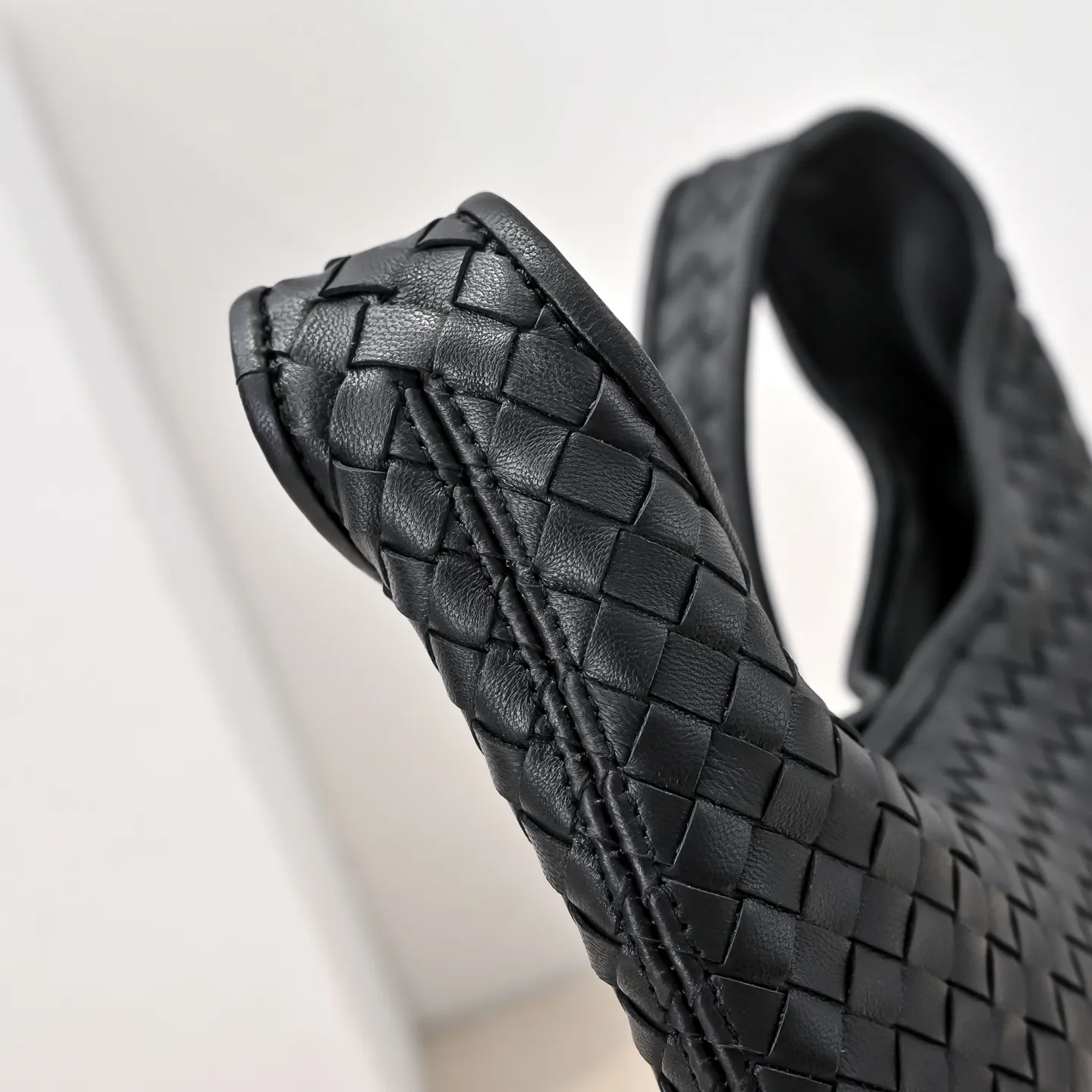 Batch 1660 BV intricate woven leather crossbody bag. Practical design. Made of soft cowhide weaving technology. The upper body has a high-end feel [Victory] zipper opening and closing method, which makes it more secure. It is light and comfortable to use. The crossbody shape is large enough and has full fashion attributes. ‼ ️Regardless of men and women, it is super versatile for any crowd or scene. Size: 27*17*2.5cm Model: 6918